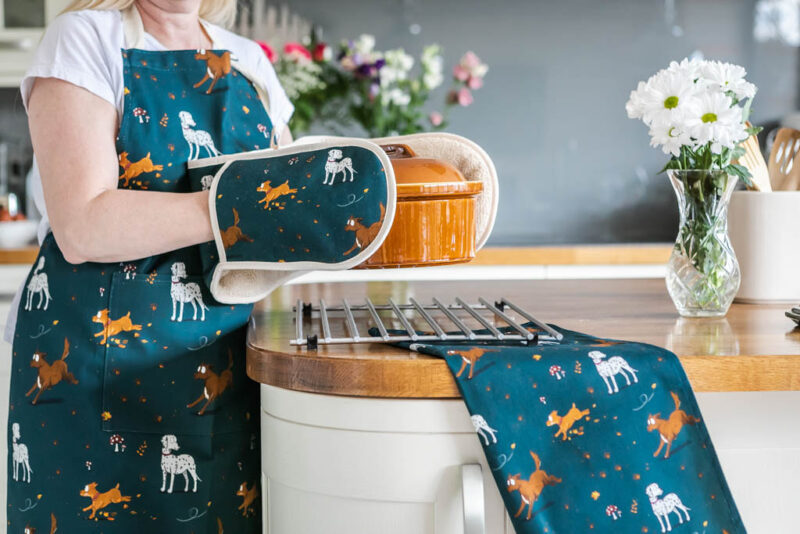 'Muddy Paws' Cotton Apron - Image 2