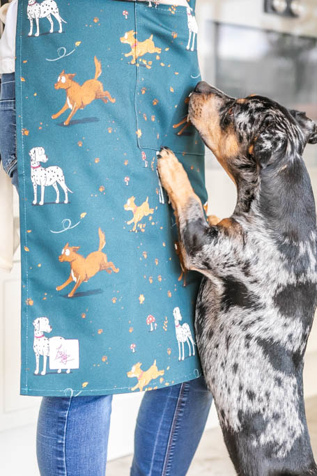 'Muddy Paws' Cotton Apron - Image 3
