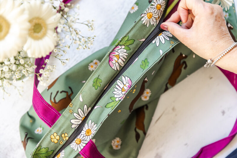 'Bay Horse & Daisies' Tote Bag - Image 3