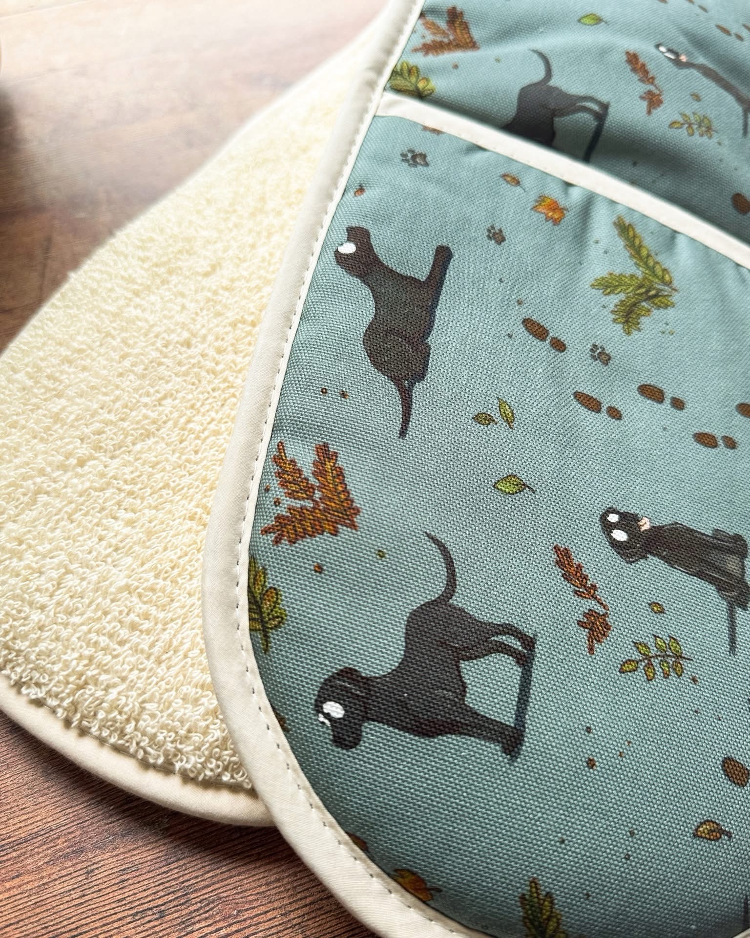 'Black Labrador' Oven Glove - Image 2